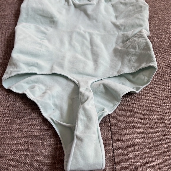 Skims Sculpting Thong Bodysuit - Picture 5 of 6